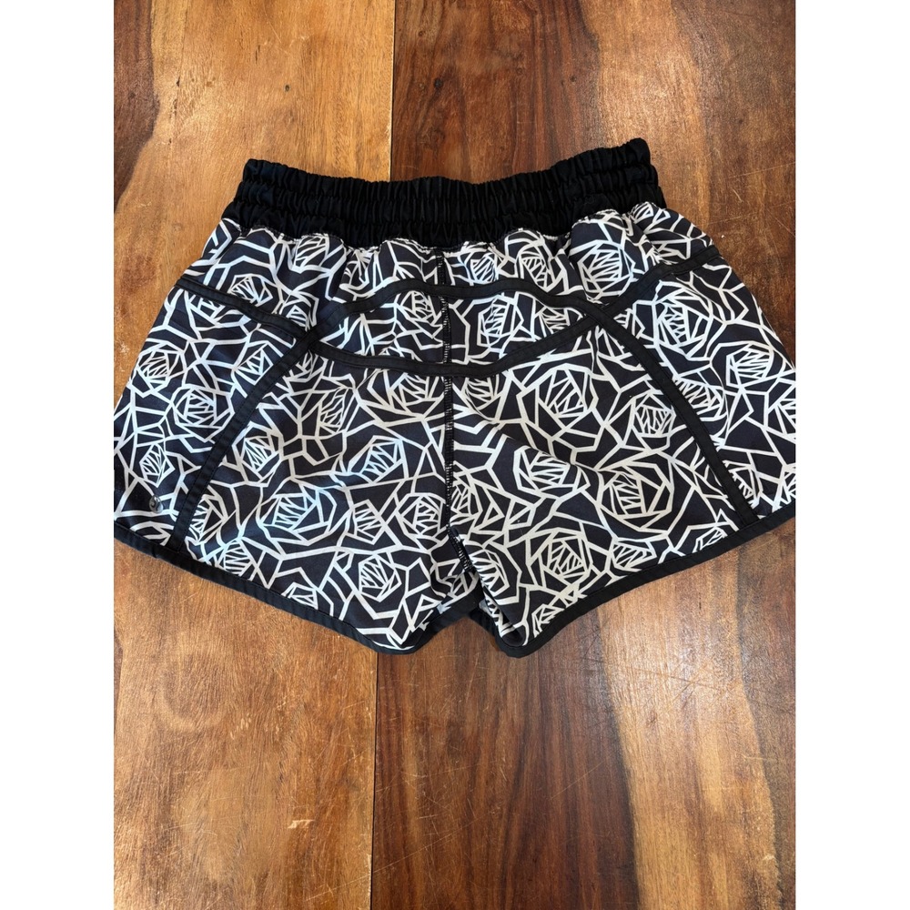 Lululemon Hotty Hot shorts women size 4 black white geometric rose athletic